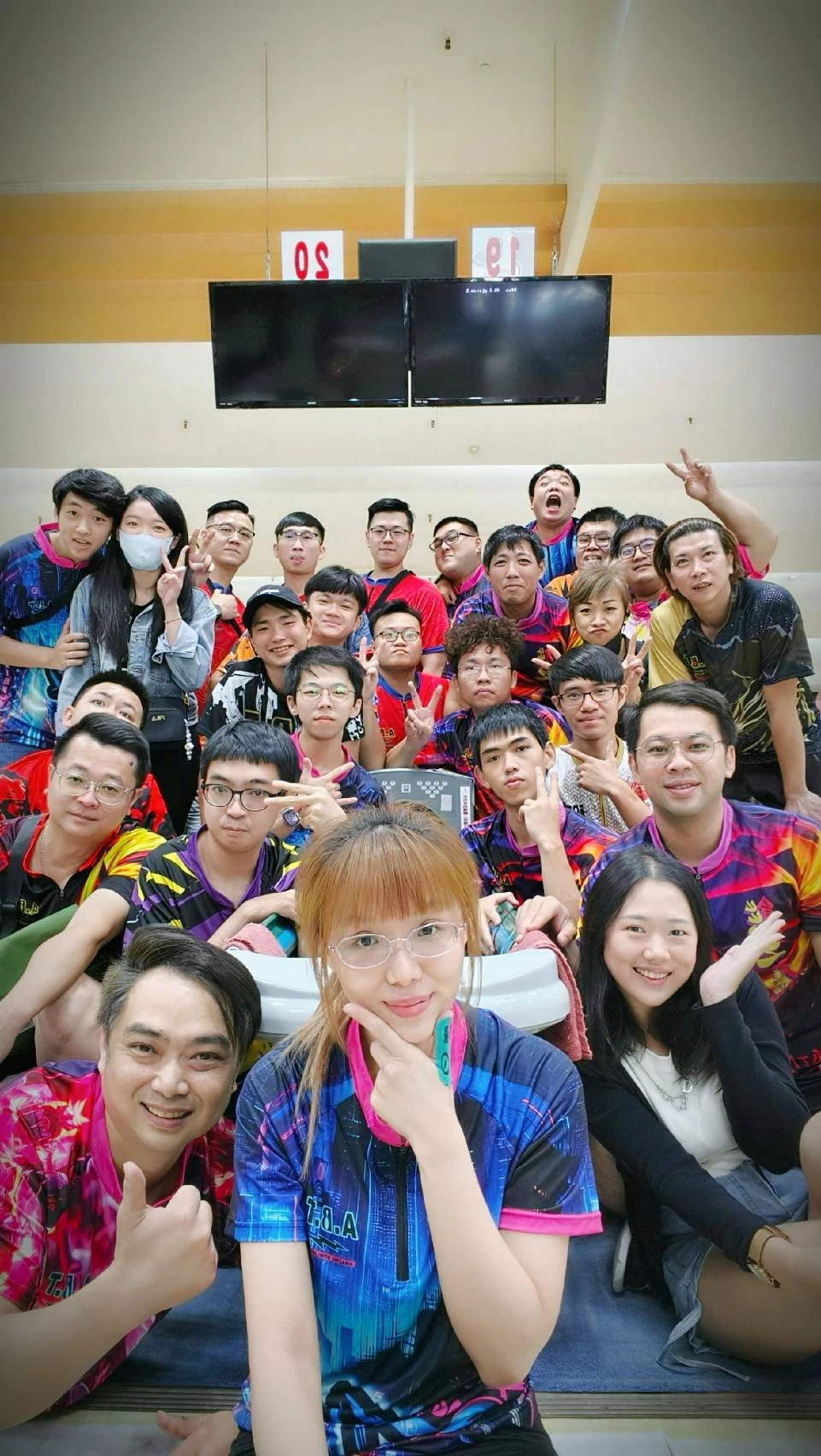 Ally 與球隊在保齡球館的活動合照