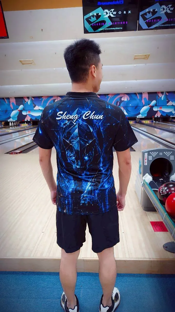 Sheng Chun 穿著藍色暗夜豹保齡球衣，站在球道前的背影