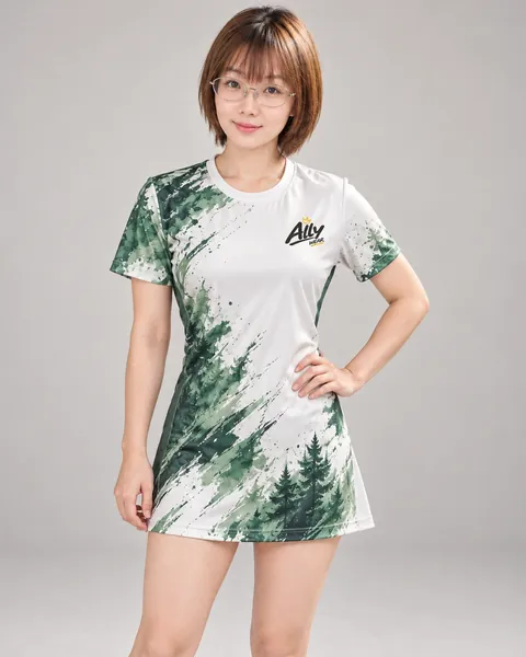Ally 穿著白綠筆觸圖案羽毛球連衣裙（模擬示意）