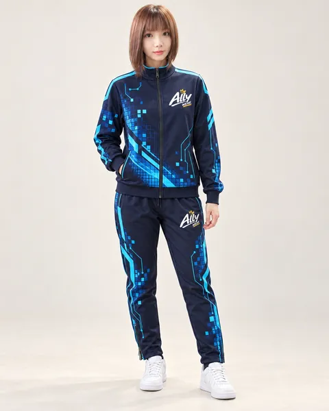 Ally 穿著深藍數位網格電競外套與長褲（模擬示意）