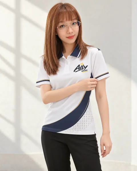 Ally 穿著米白深藍弧線 POLO 公司制服（模擬示意）